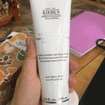 sua-rua-mat-kiehls-clearly-corrective-brightening-and-exfoliating-cleanser